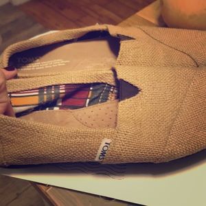 Ladies Toms tan flats. Size 8